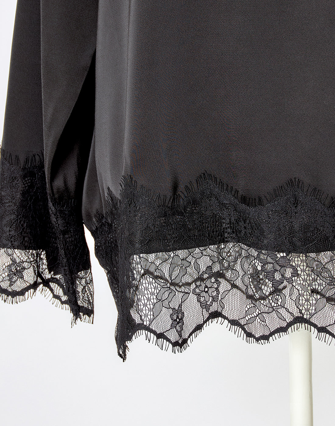 (Deliver In Late October) AVENCHUMU Open shoulder ribbon printed satin top