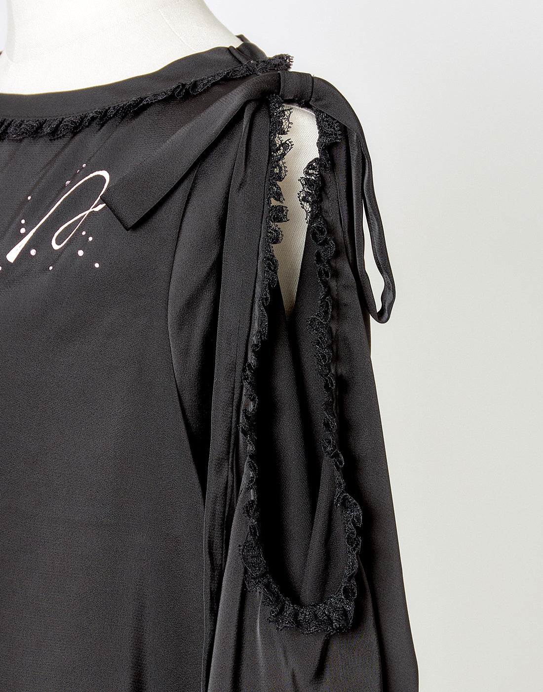 (Deliver In Late October) AVENCHUMU Open shoulder ribbon printed satin top