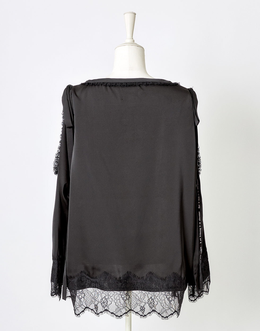 (Deliver In Late October) AVENCHUMU Open shoulder ribbon printed satin top