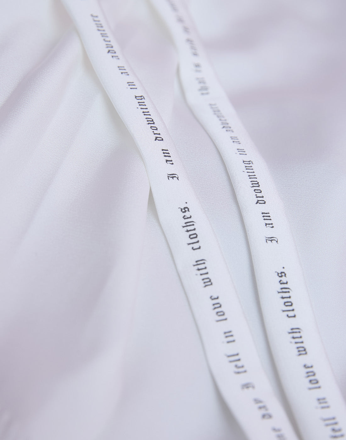 (Deliver In Late October) AVENCHUMU Open shoulder ribbon printed satin top