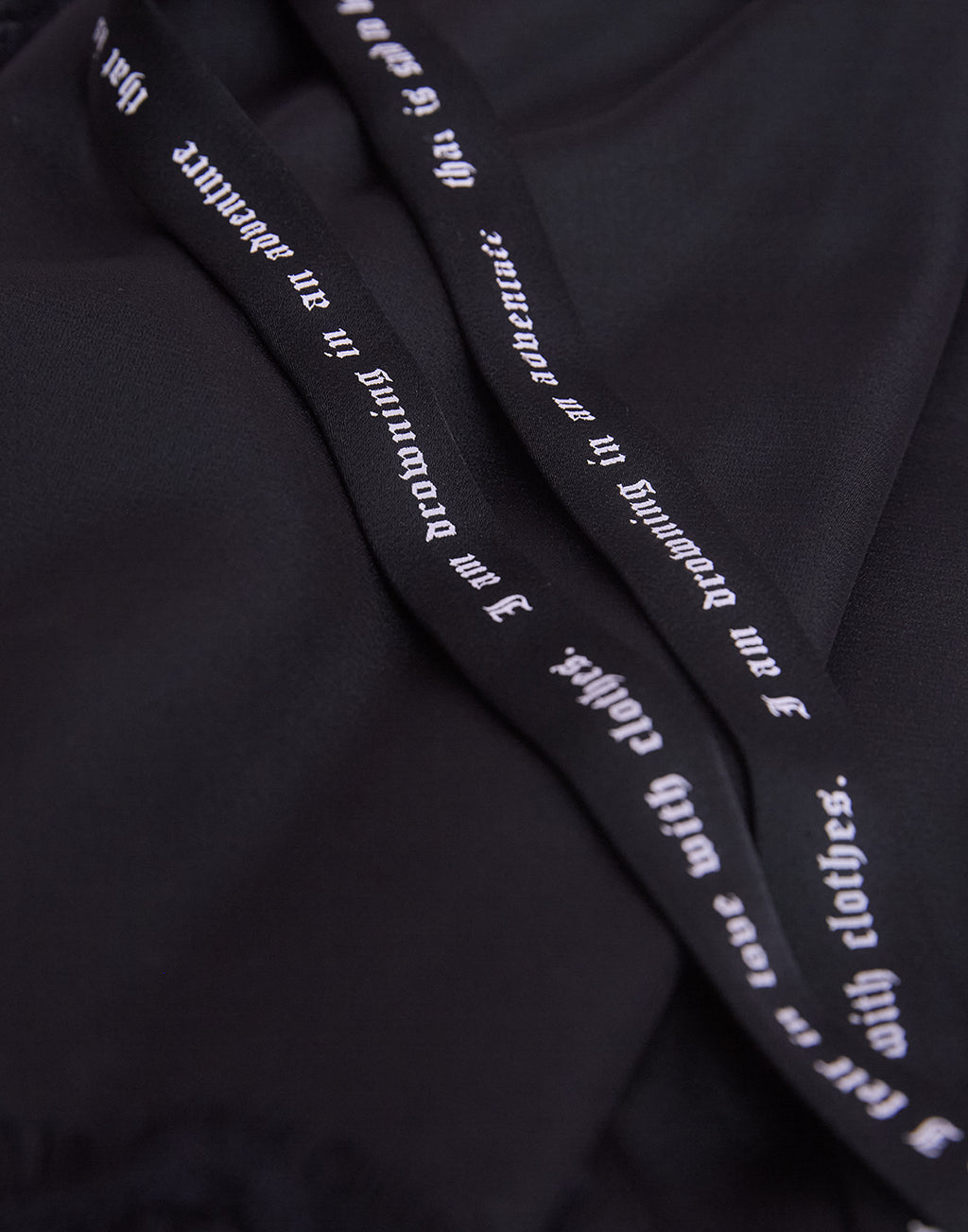 (Deliver In Late October) AVENCHUMU Open shoulder ribbon printed satin top