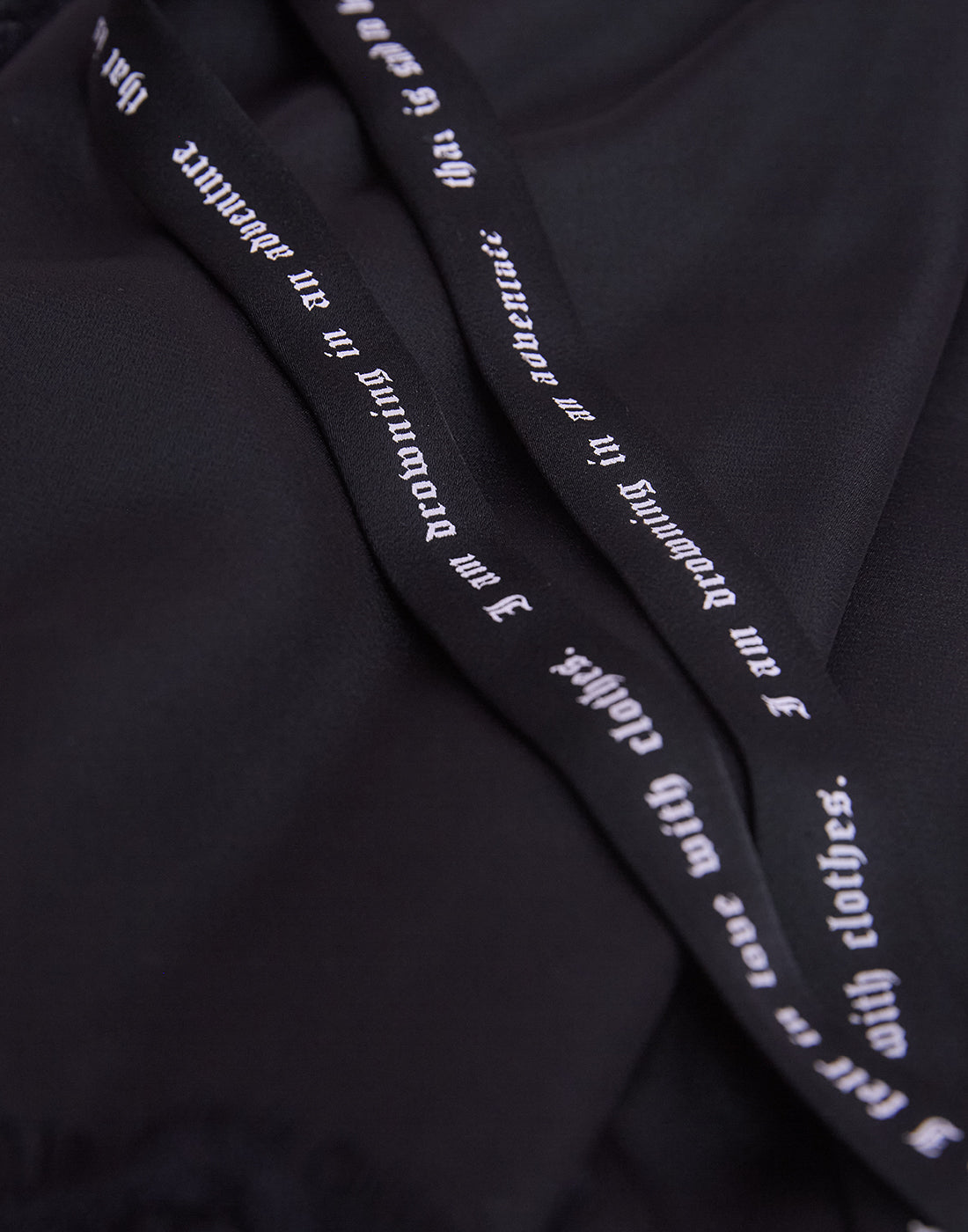 (Deliver In Late October) AVENCHUMU Open shoulder ribbon printed satin top