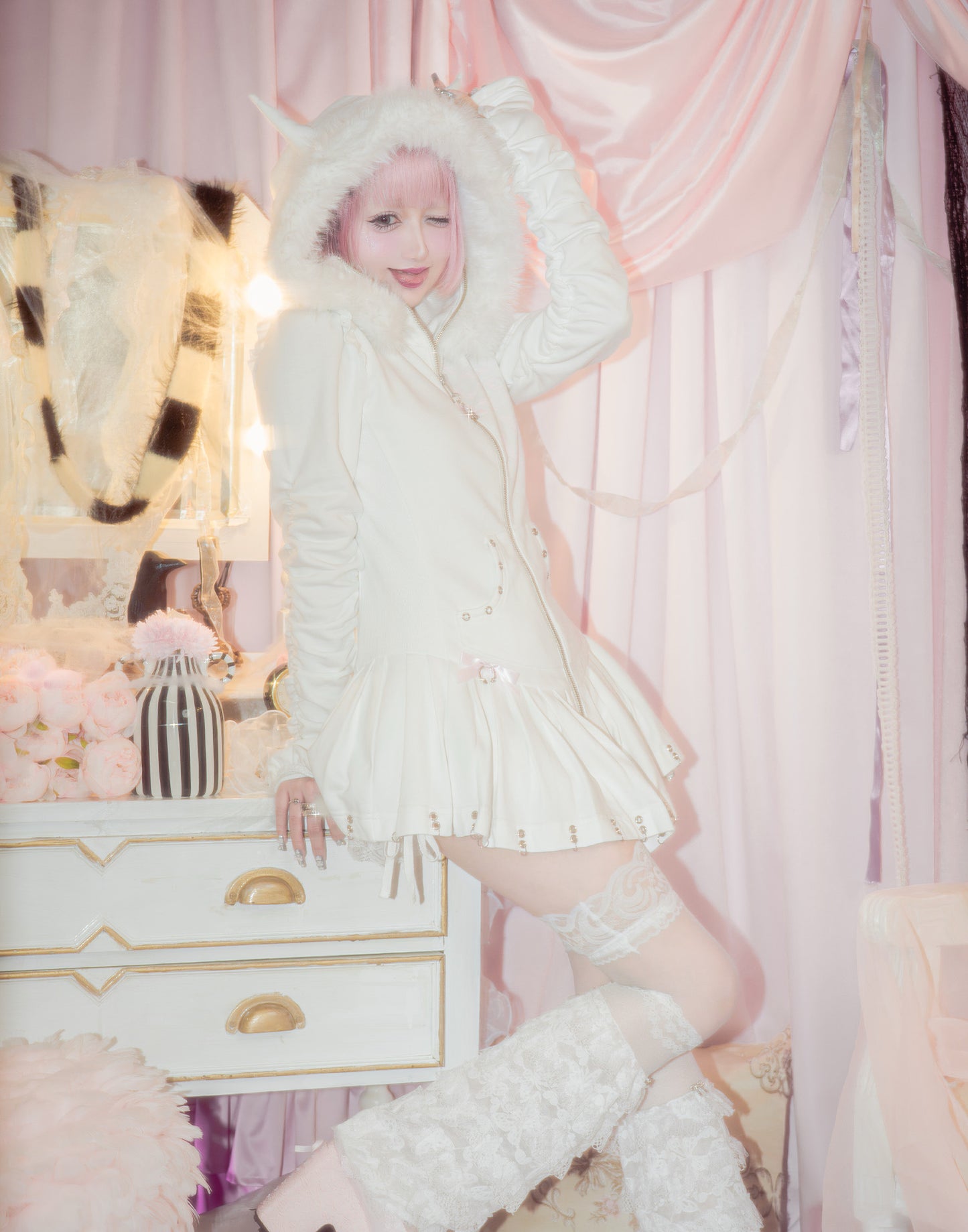 AVENCHUMU Pleated devil zip hoodie