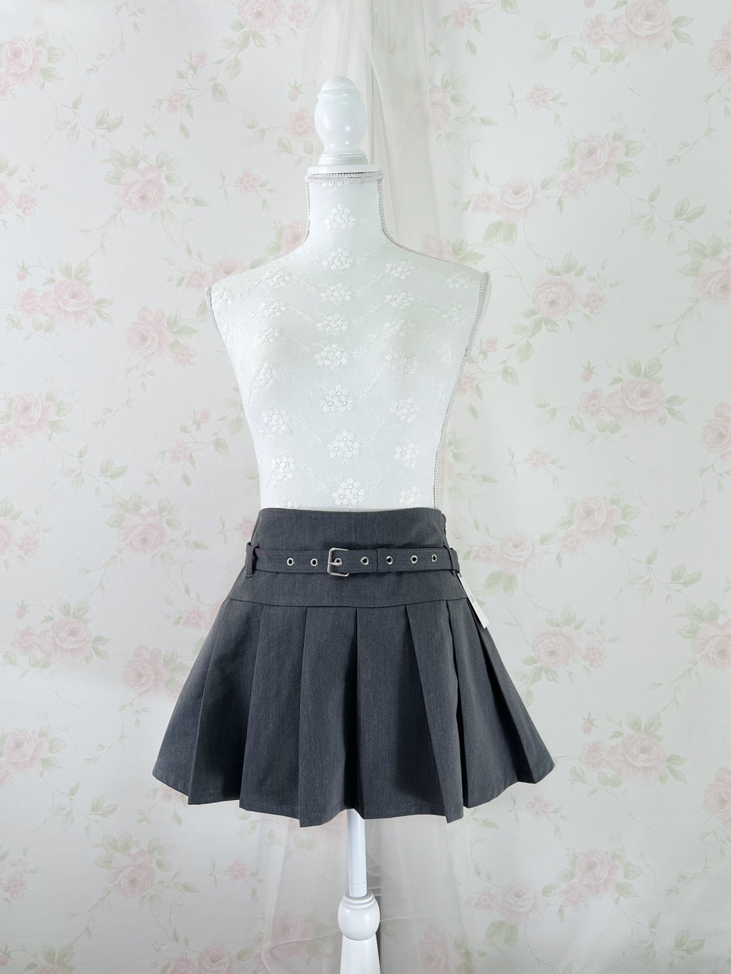 Pleated skirt with belt