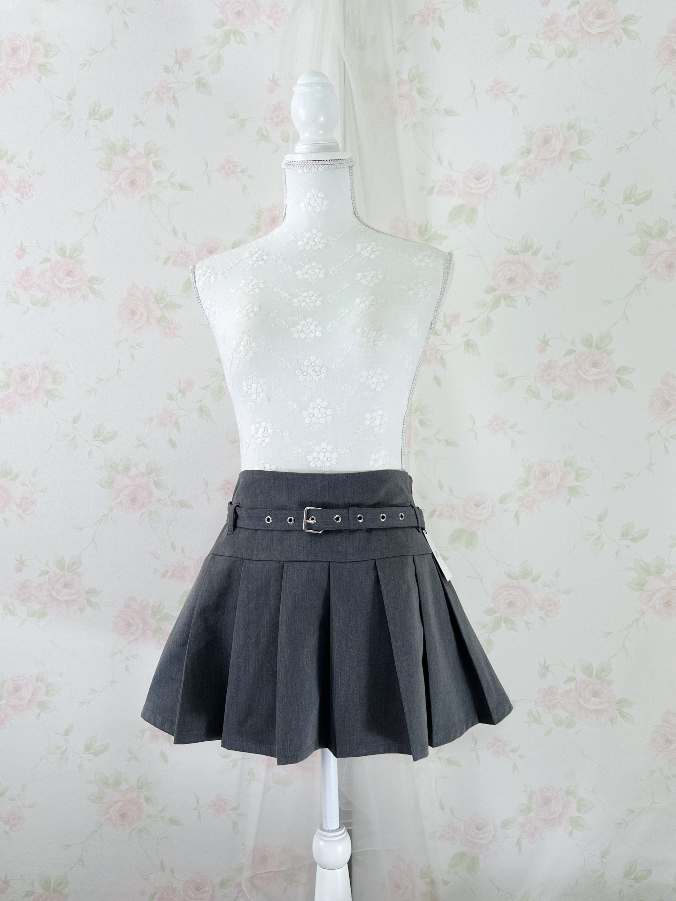 Pleated skirt with belt