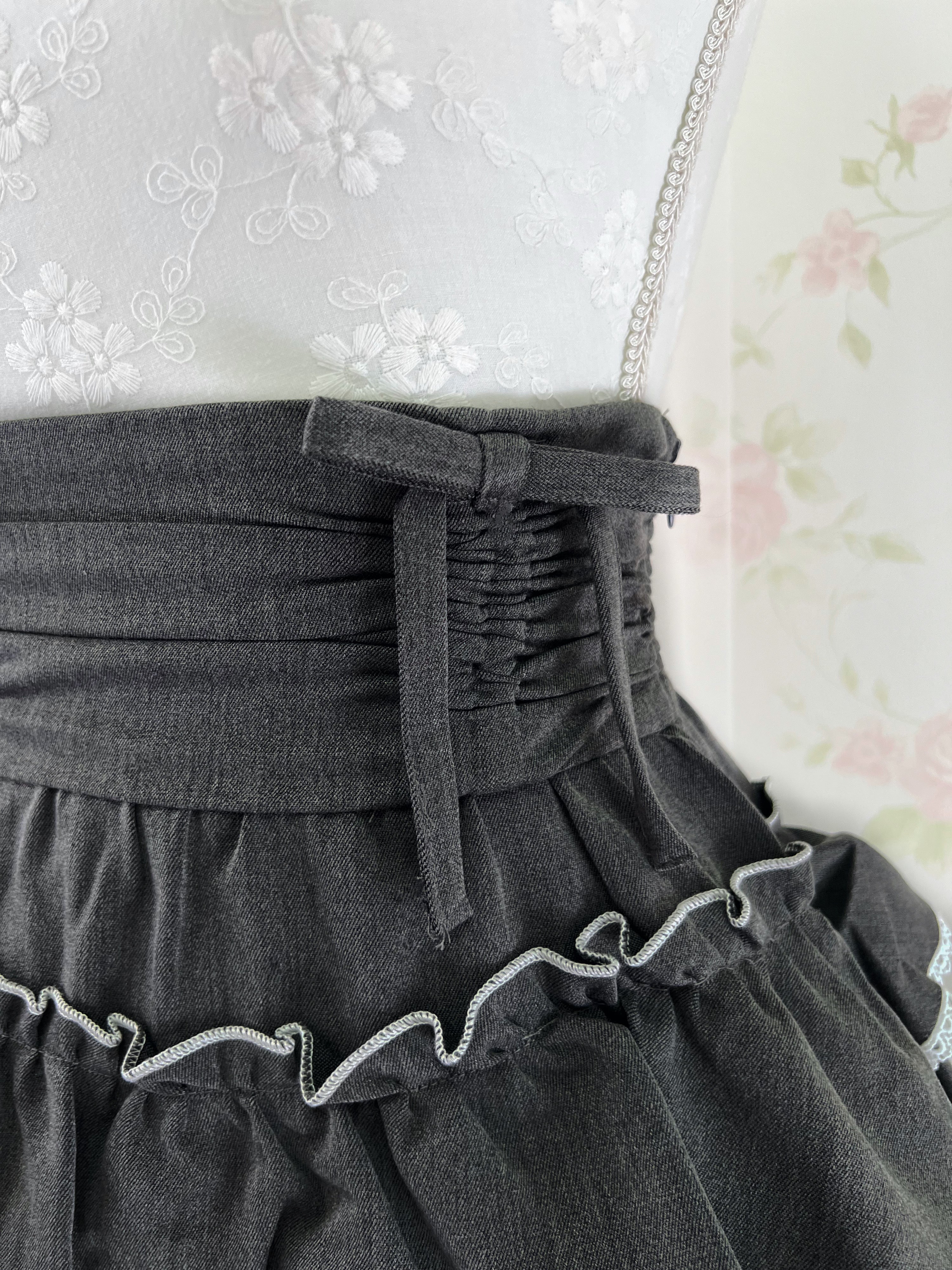 Pium Tiered High Waist Side Bow Skirt (Dark Gray)
