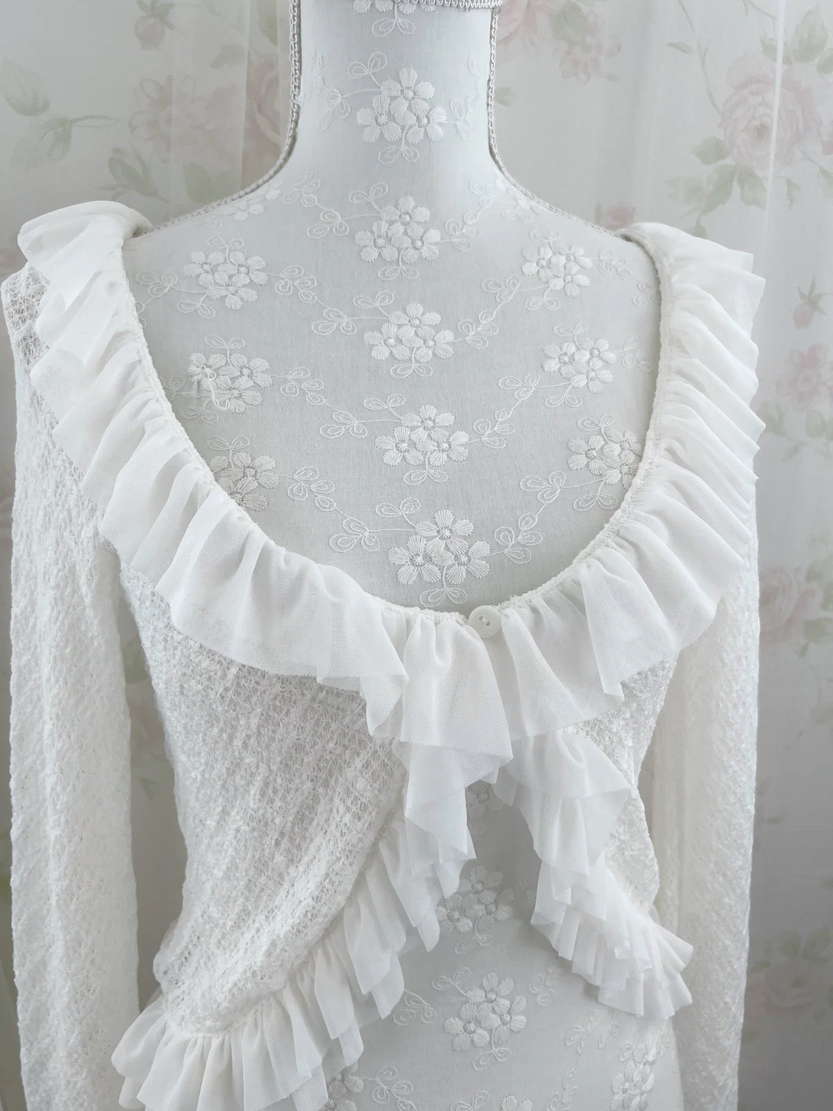 (Pre-order) passion room Frilled Cardigan (White)
