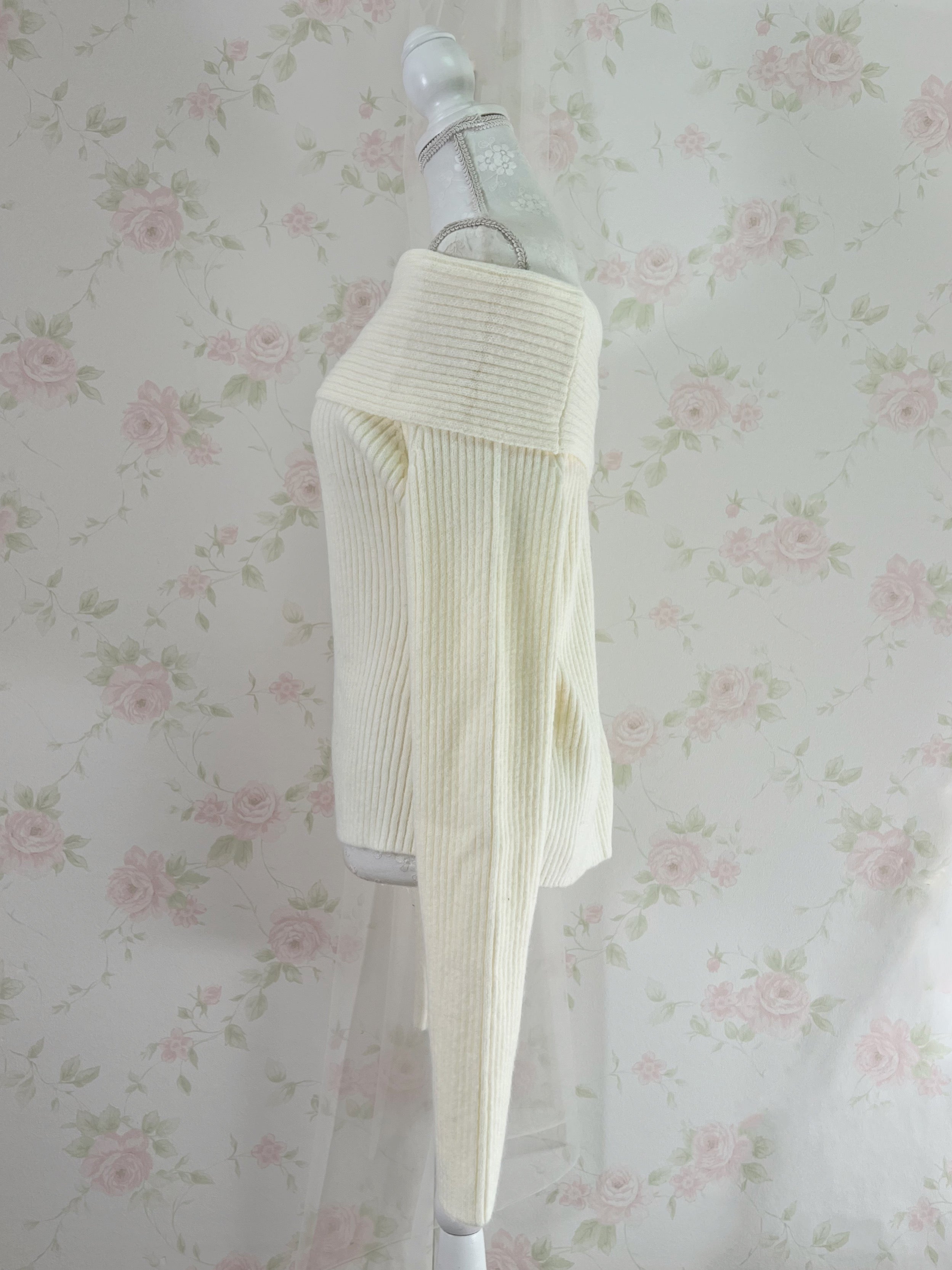 Shoujo Off Shoulder Sweater (Ivory)