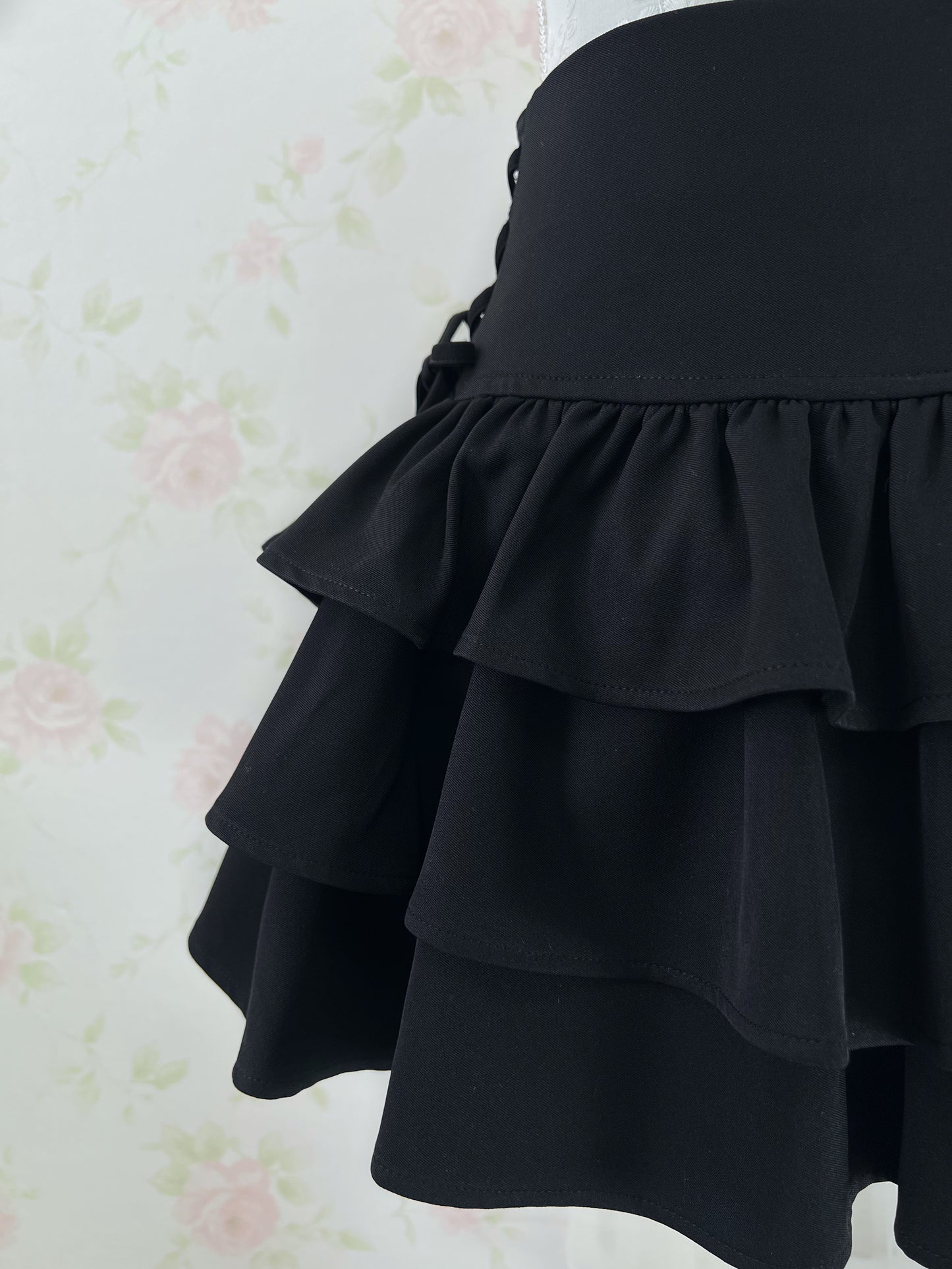 GRL Tiered  High Waist Side Bow Skirt (Black)
