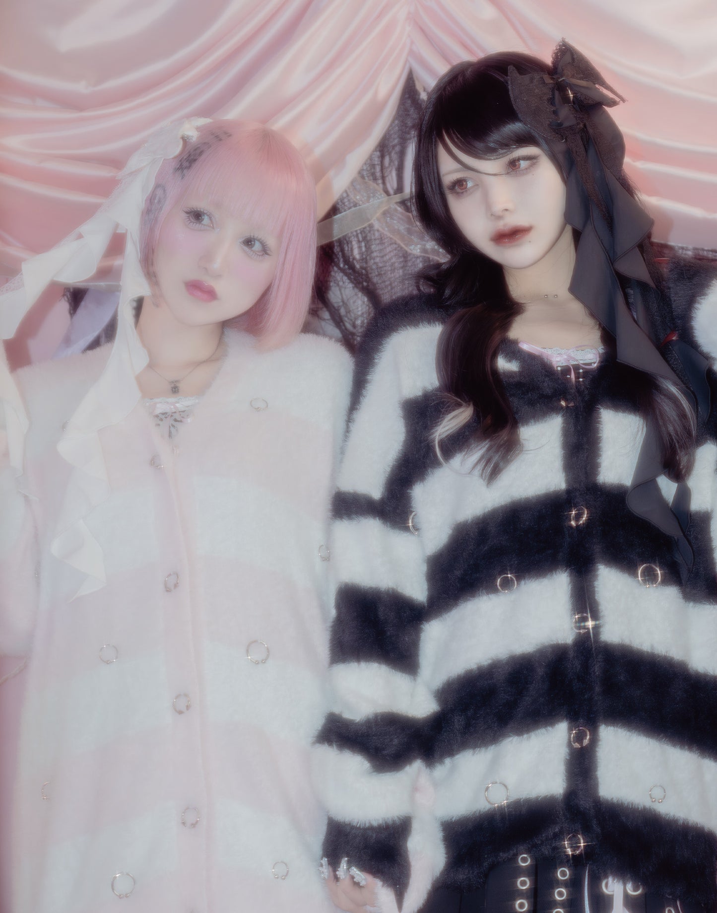 AVENCHUMU Pierced brass knuckles border shaggy knit cardbigan