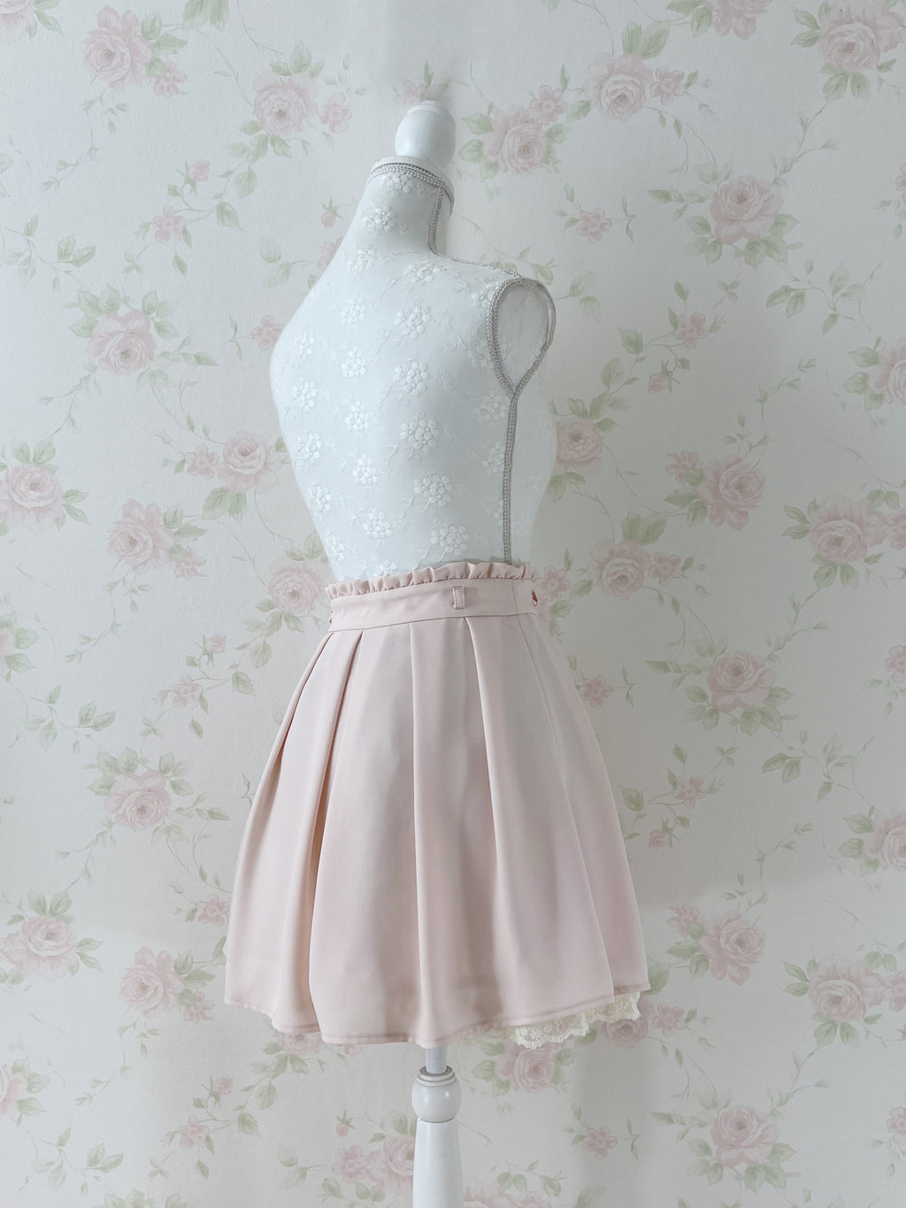 LODISPOTTO Pleated Lace Hem Skirt (Baby Pink)