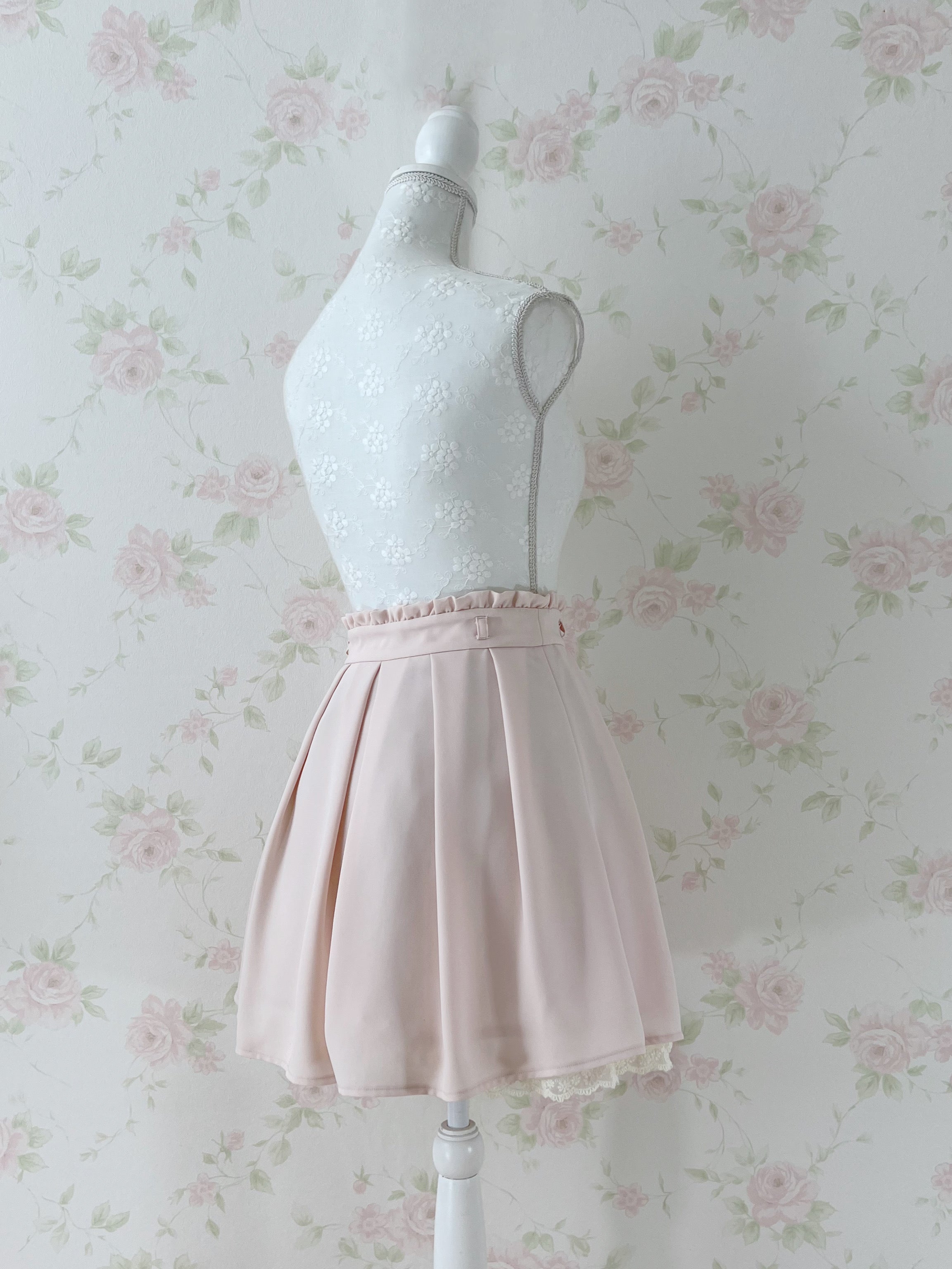 LODISPOTTO Pleated Lace Hem Skirt (Baby Pink)