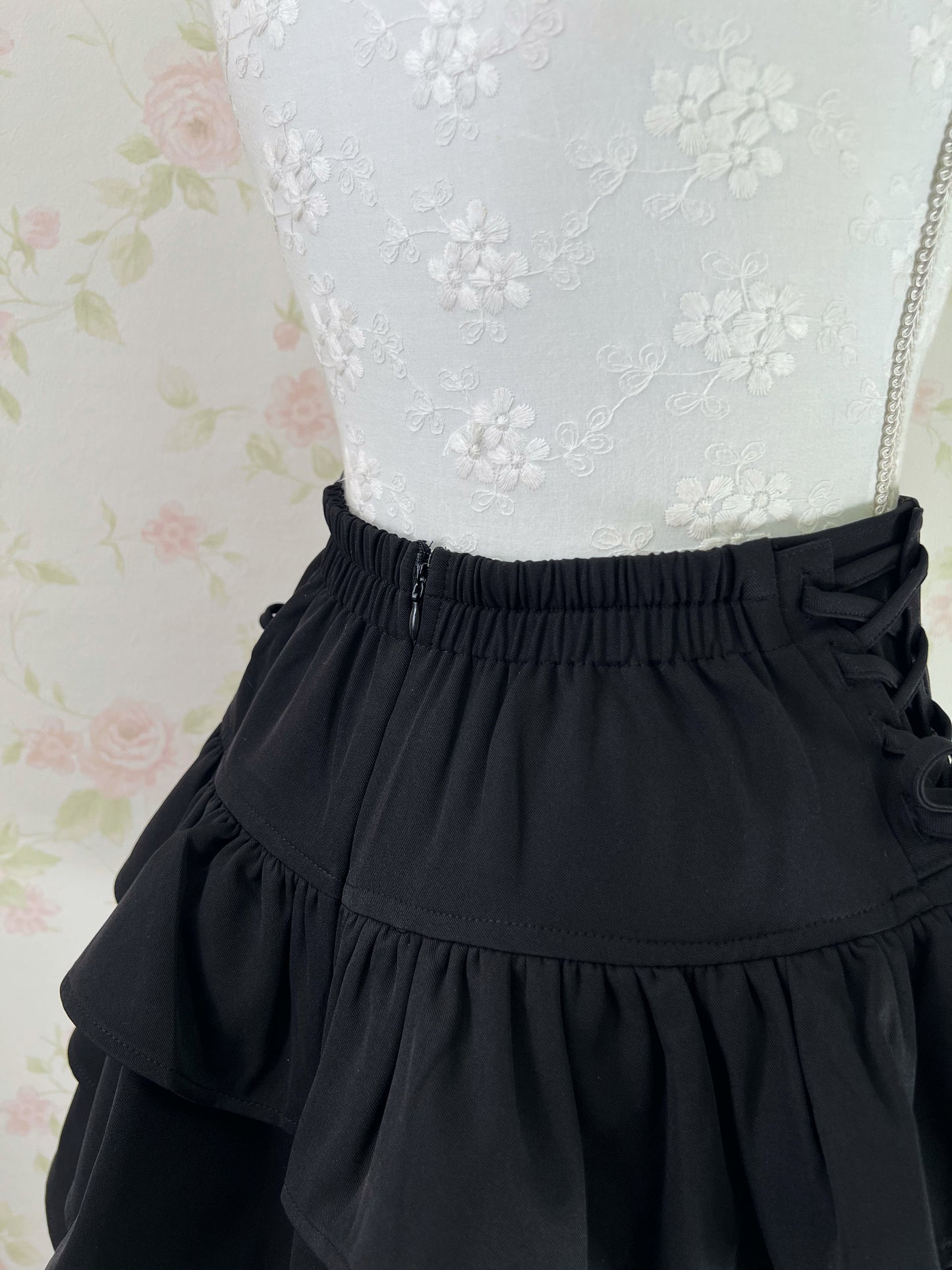 GRL Tiered  High Waist Side Bow Skirt (Black)