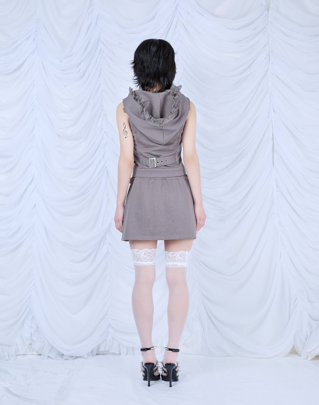 AVENCHUMU Lace-up frilled lace sleeveless hoodie