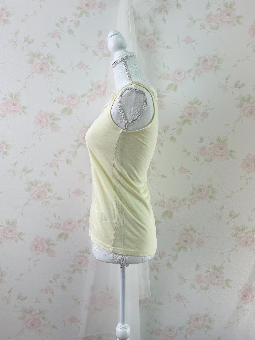 earth music&ecology Lace Collar Tank Top (Baby Yellow)