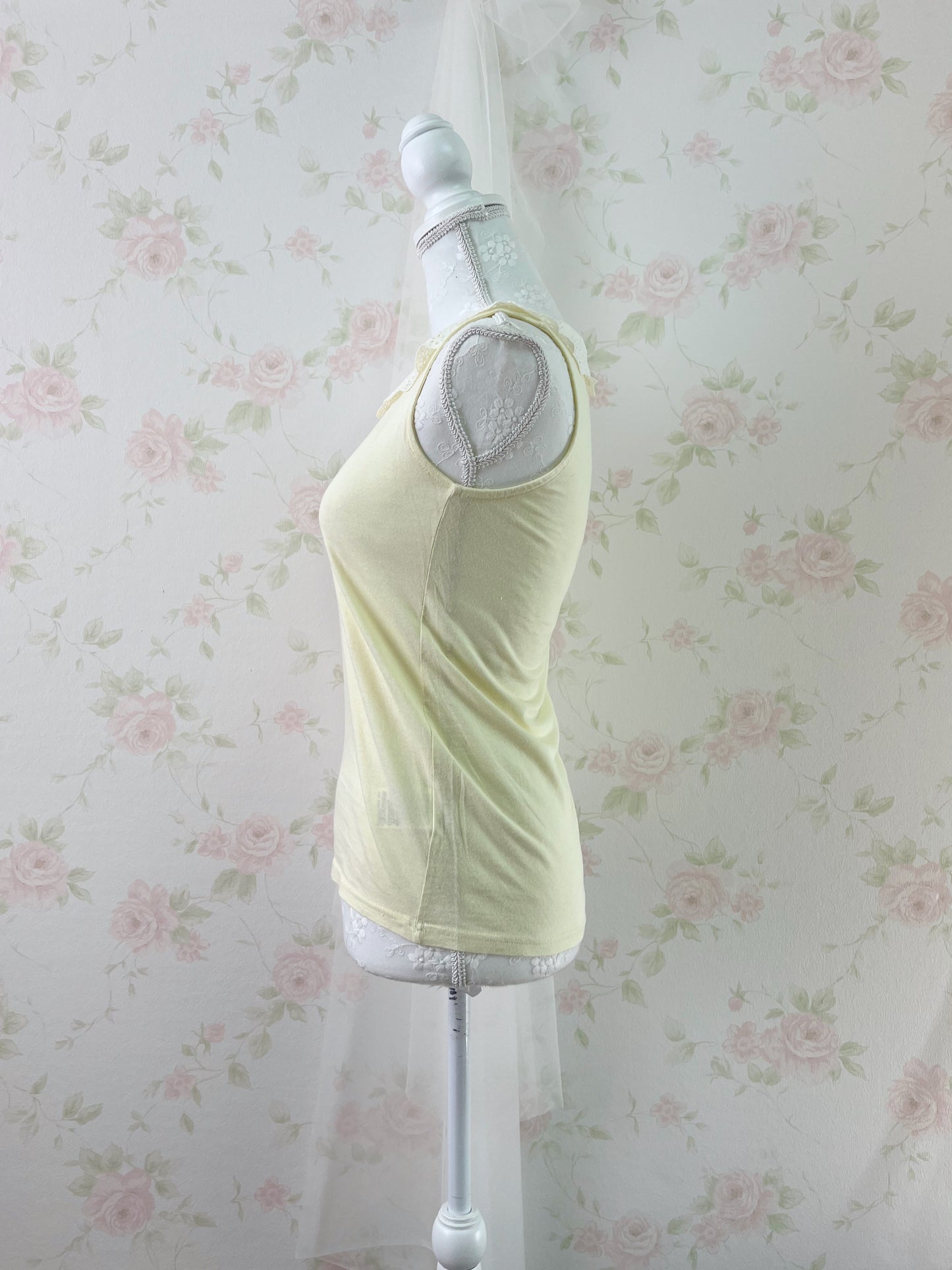 earth music&ecology Lace Collar Tank Top (Baby Yellow)