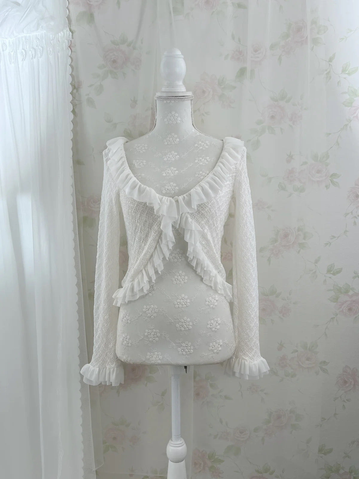 (Pre-order) passion room Frilled Cardigan (White)