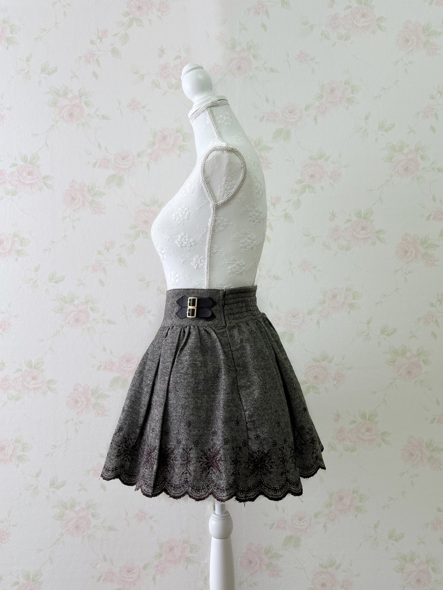 LIZ LISA Belt Embroidery Hem Skirt