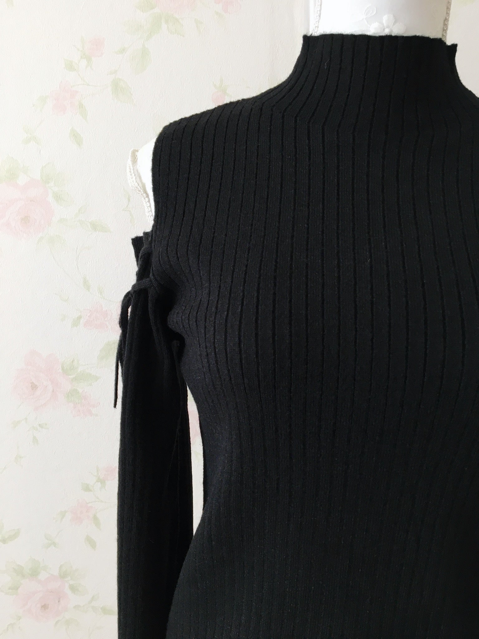 Open Shoulder String Sweater (Black)