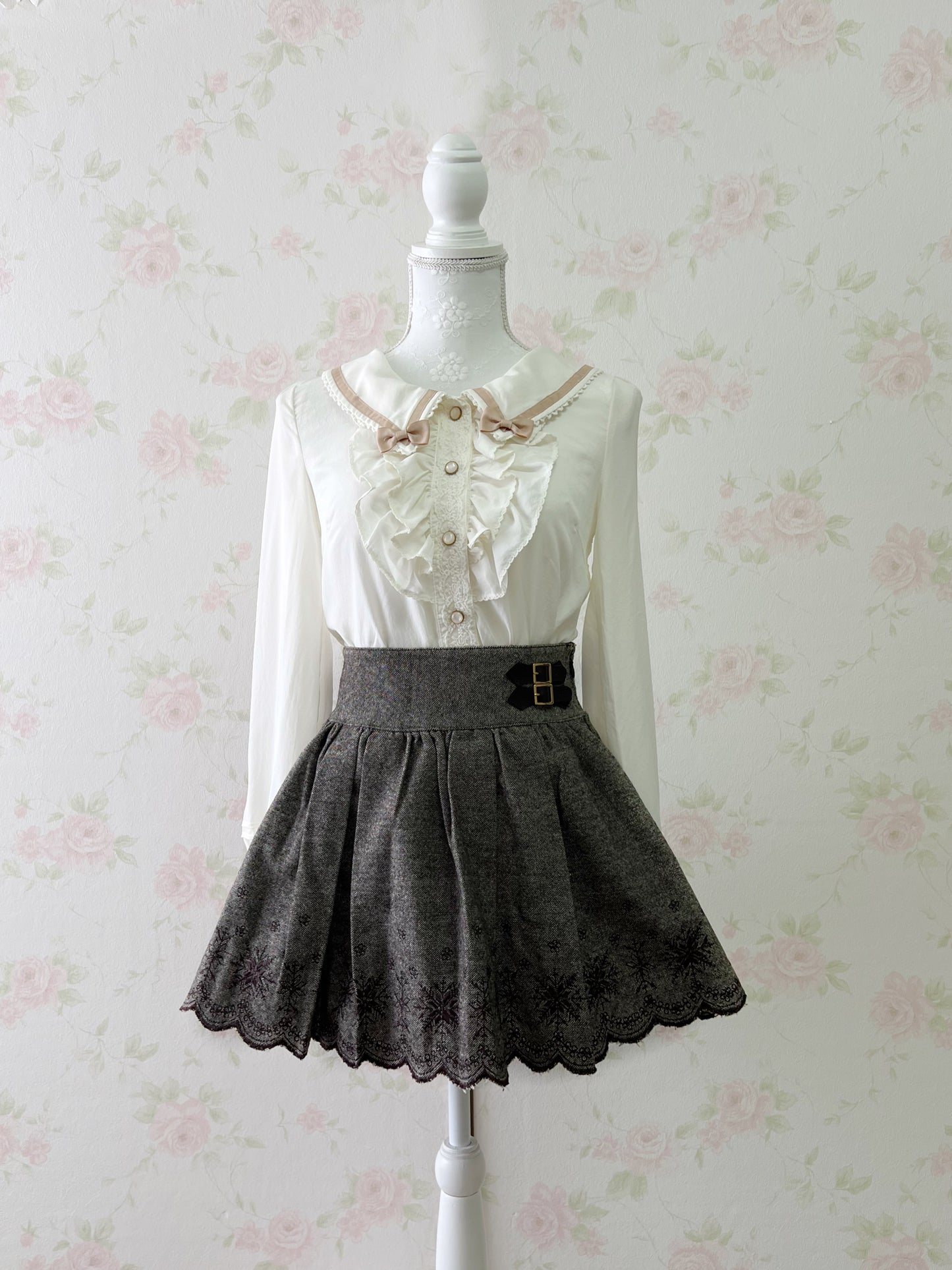 LIZ LISA Belt Embroidery Hem Skirt