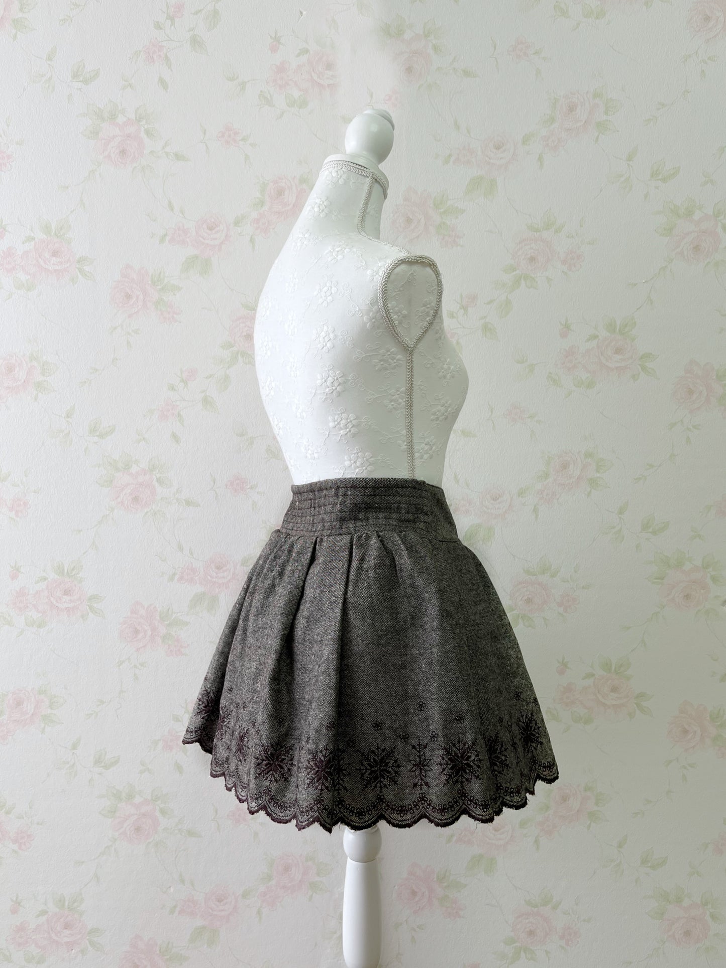 LIZ LISA Belt Embroidery Hem Skirt