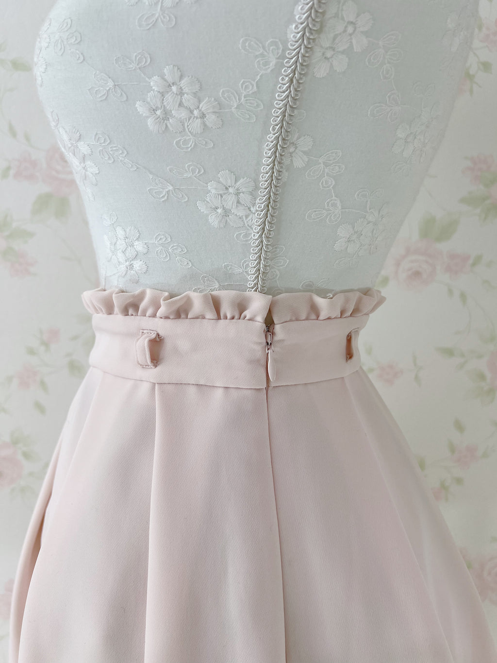 LODISPOTTO Pleated Lace Hem Skirt (Baby Pink)