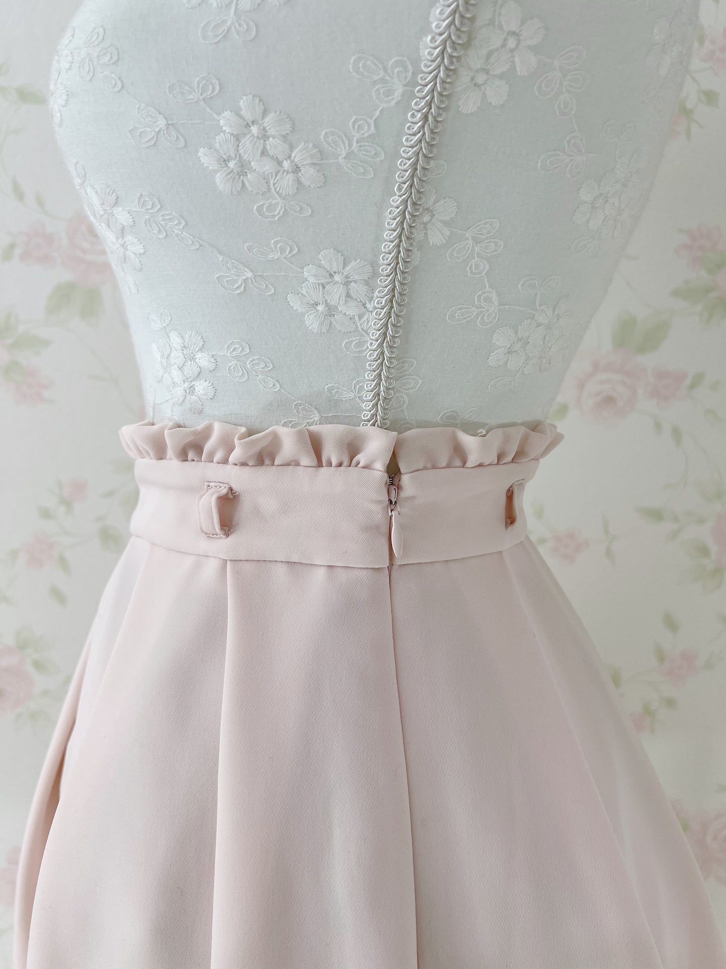 LODISPOTTO Pleated Lace Hem Skirt (Baby Pink)