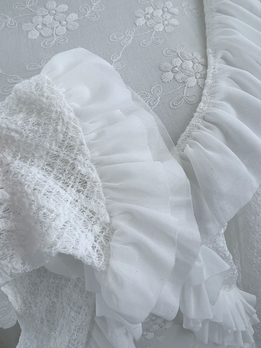 (Pre-order) passion room Frilled Cardigan (White)