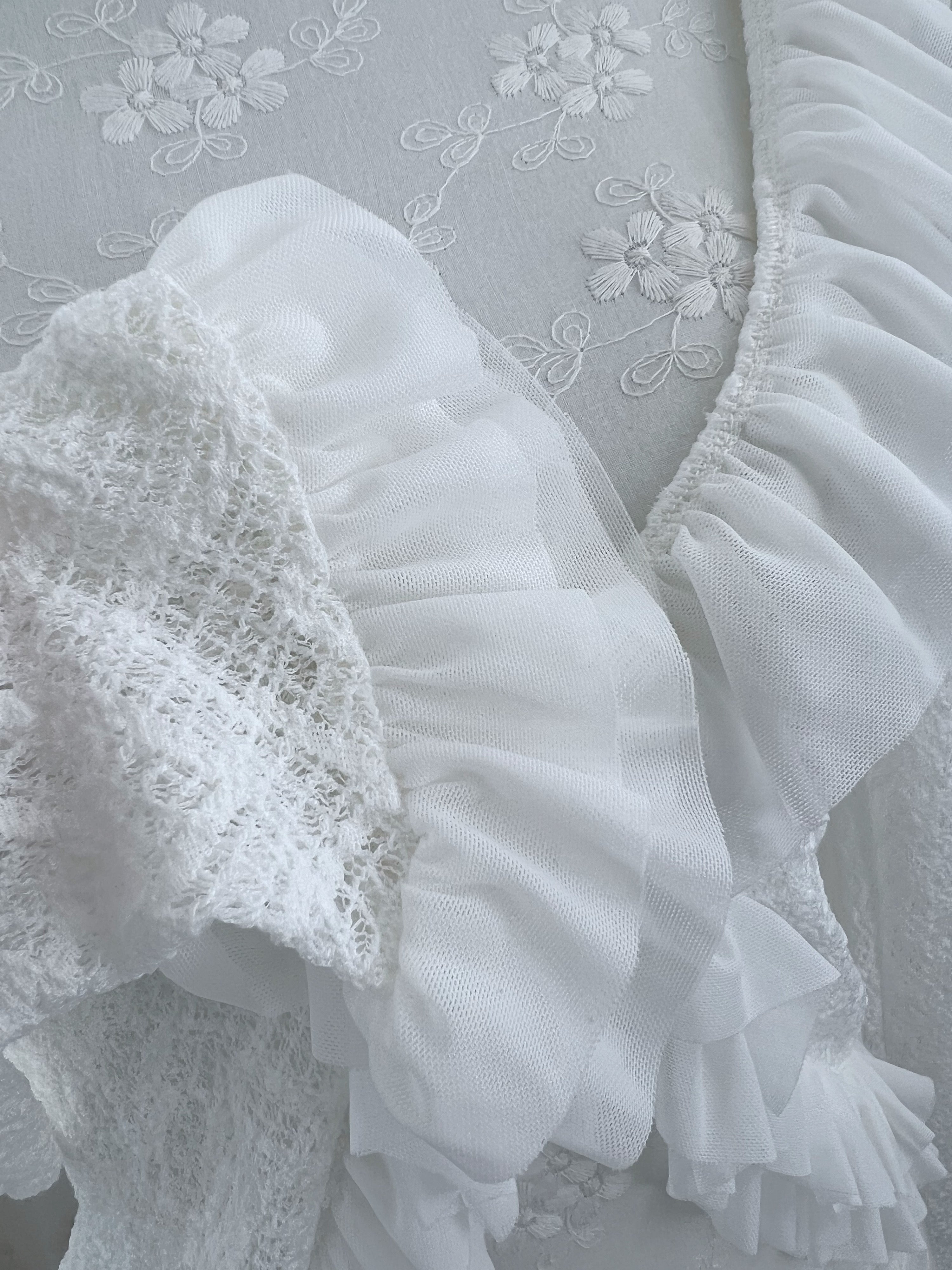 (Pre-order) passion room Frilled Cardigan (White)