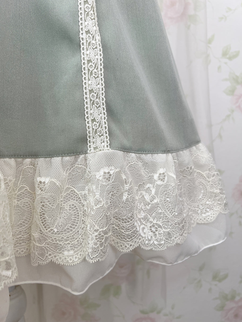 axes femme Lace Gathered Dress (Antique Green)