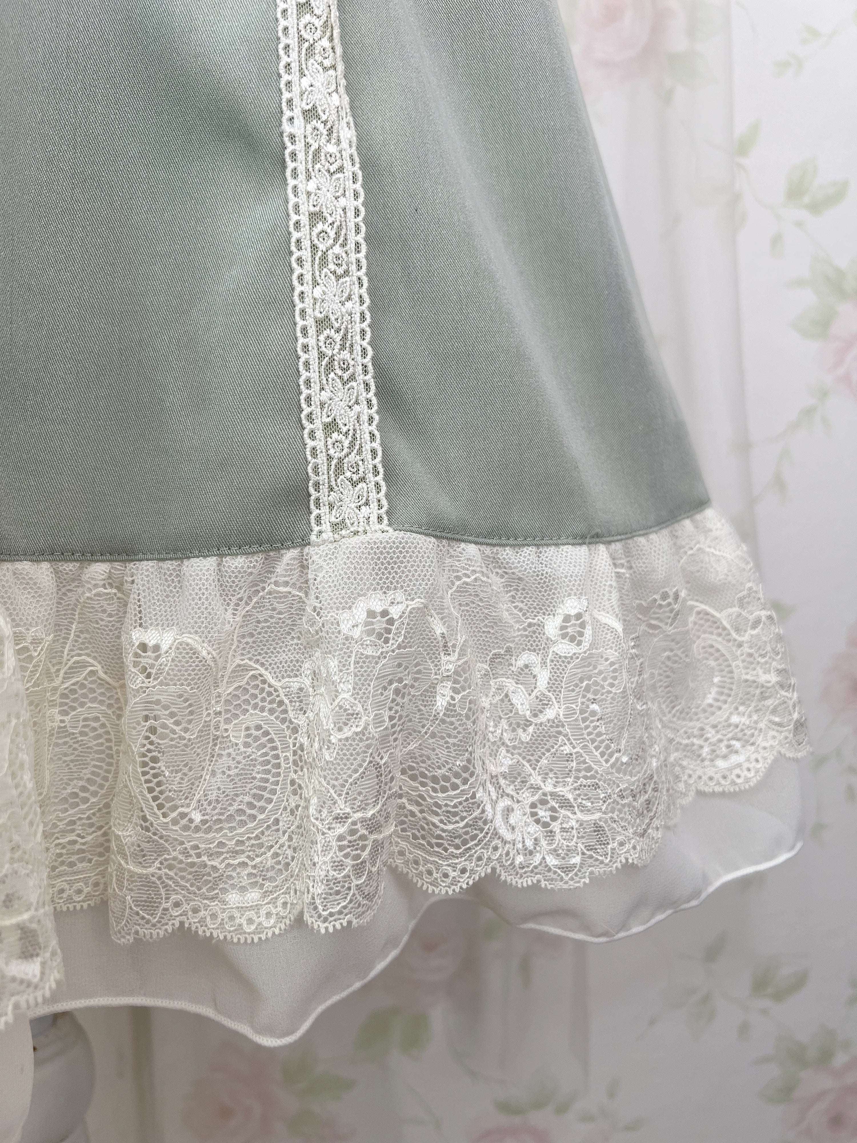 axes femme Lace Gathered Dress (Antique Green)