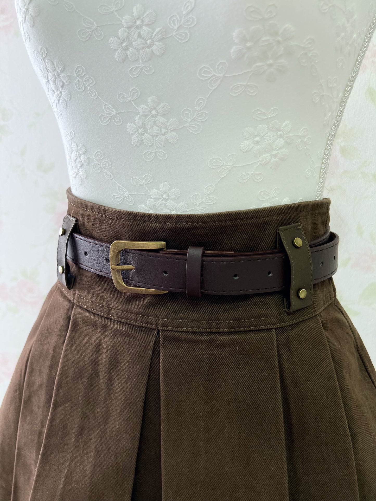 SPINNS ATTITUDE MAKES STYLE Pleated Belt Skirt (Brown)