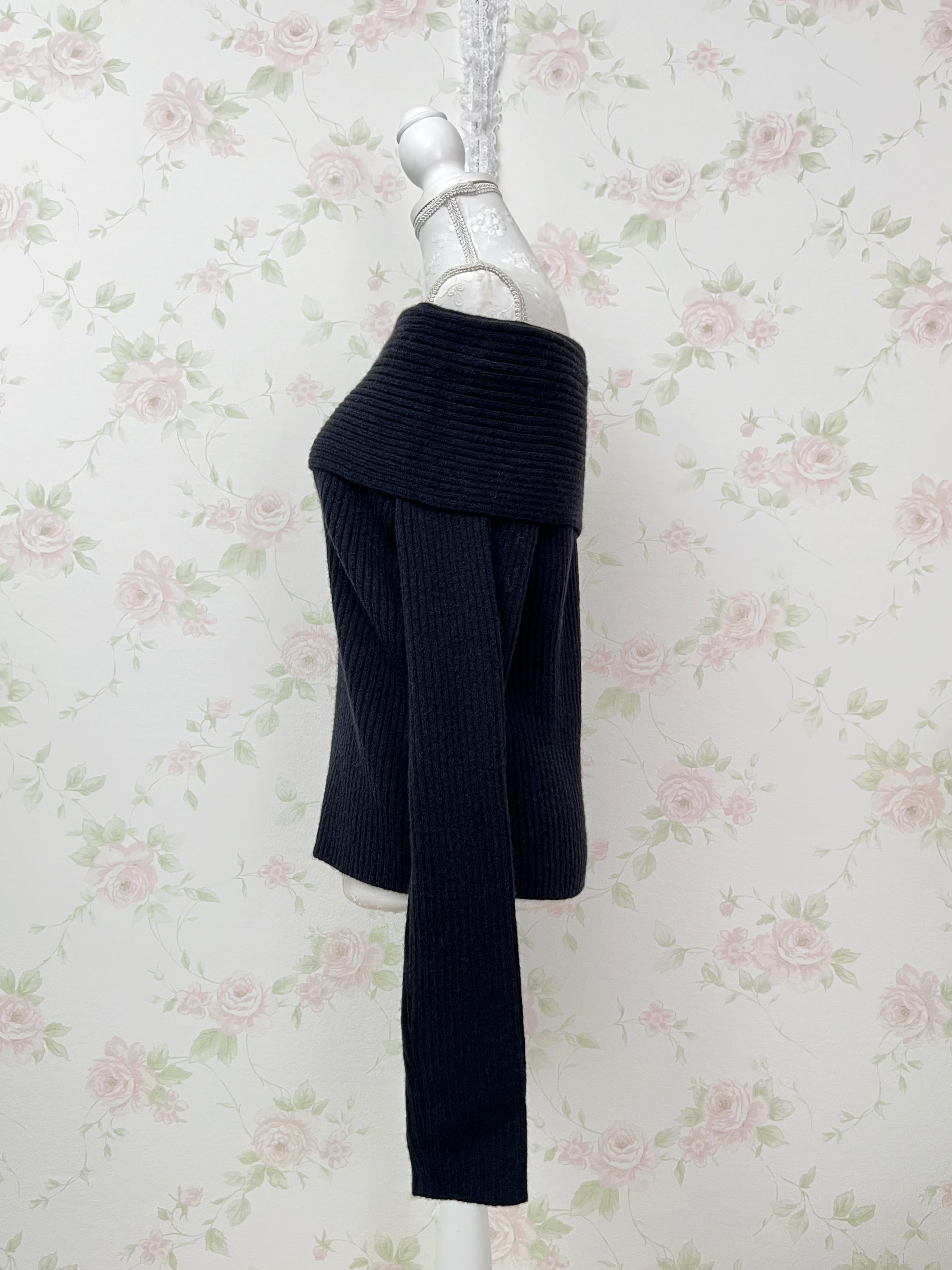 Shoujo Off Shoulder Sweater (Black)