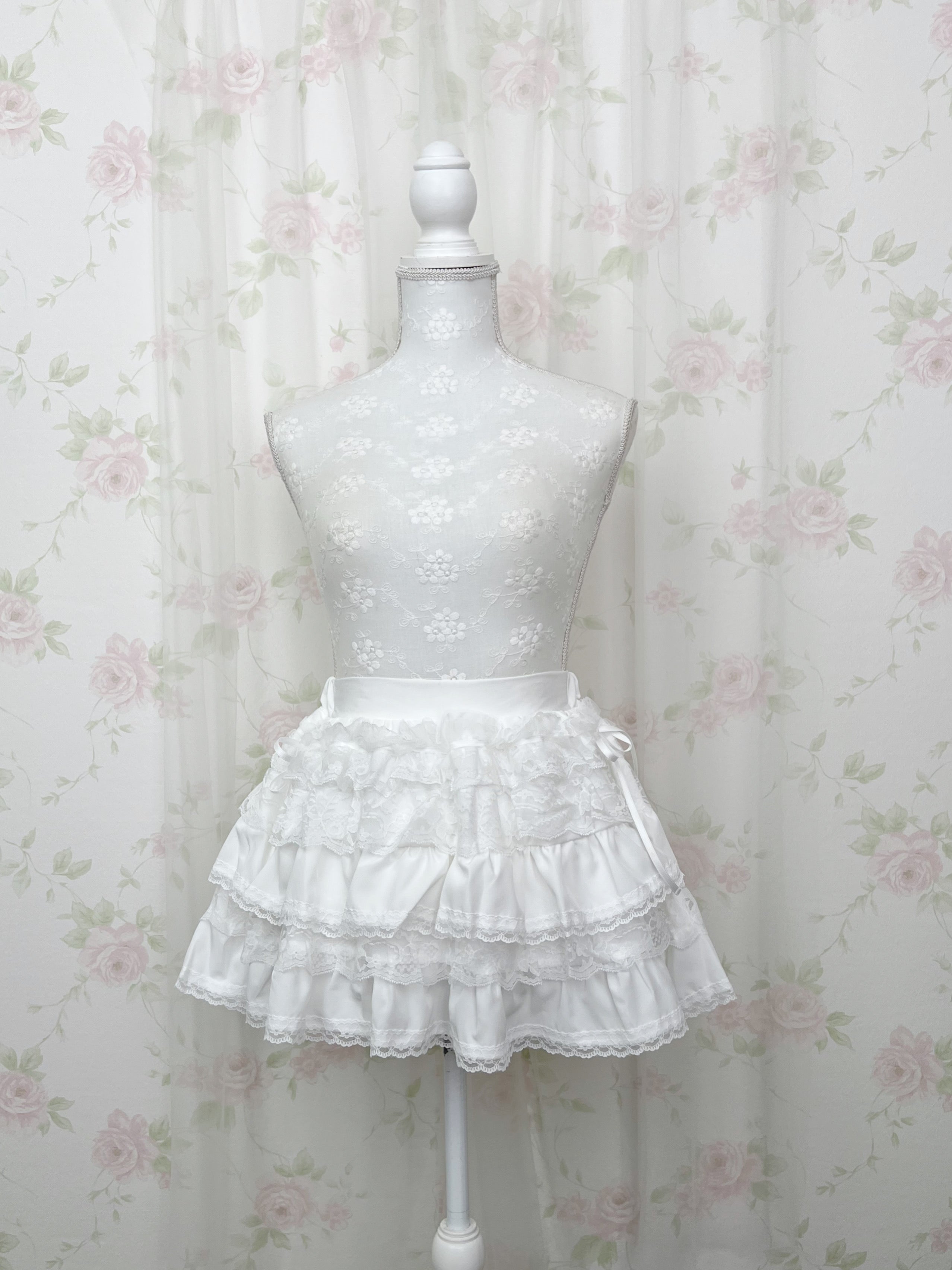 Side Bow Lacy Tired Skirt (White)