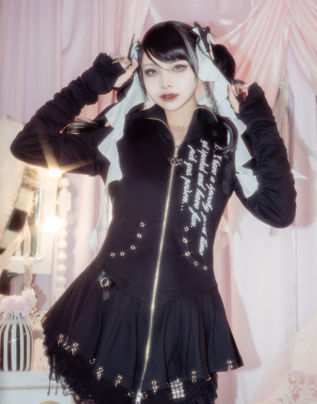 AVENCHUMU Pleated devil zip hoodie