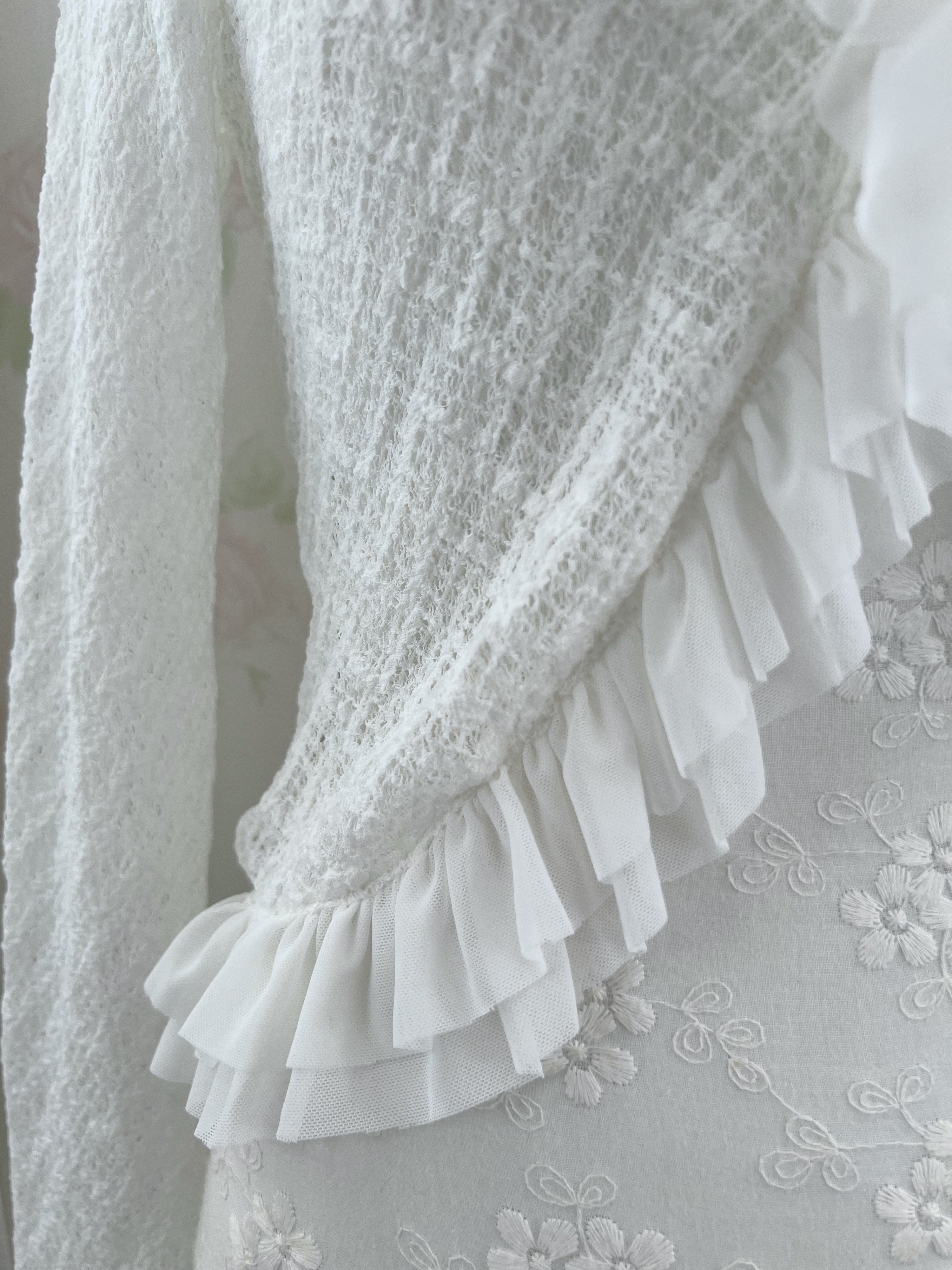 (Pre-order) passion room Frilled Cardigan (White)