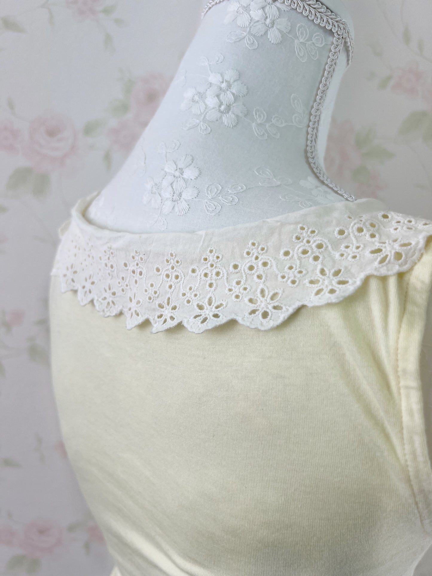 earth music&ecology Lace Collar Tank Top (Baby Yellow)