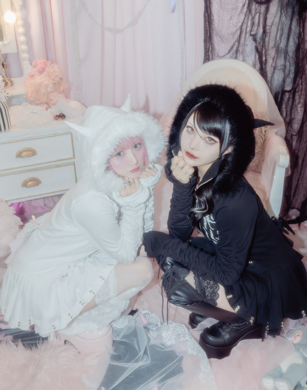 AVENCHUMU Pleated devil zip hoodie