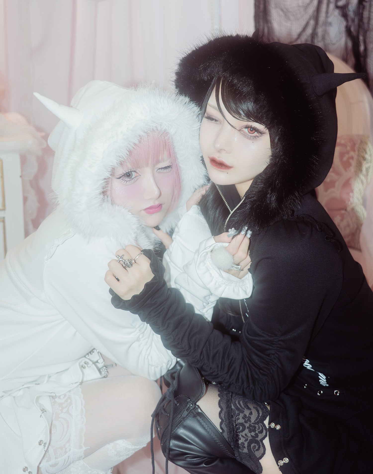 AVENCHUMU Pleated devil zip hoodie