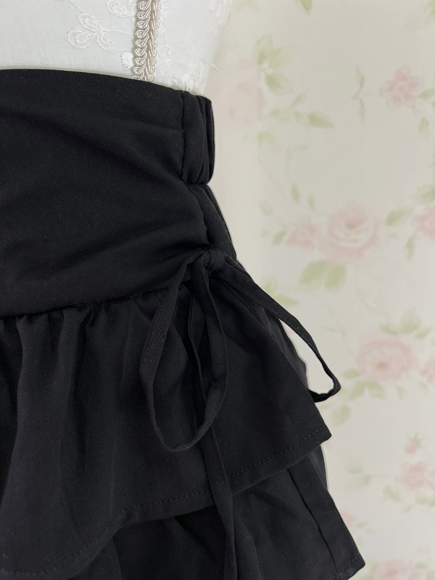 GRL Side Bow Tiered Skirt (Black)
