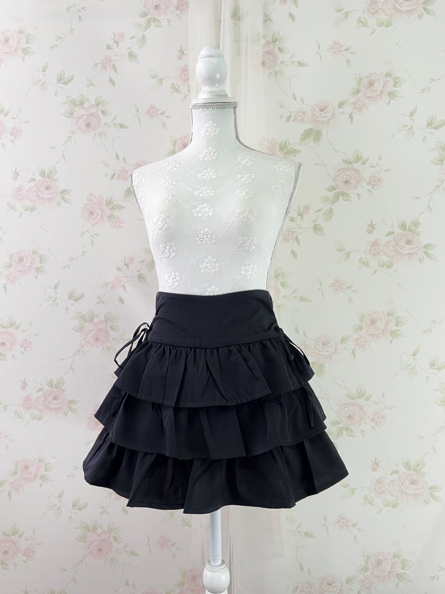 GRL Side Bow Tiered Skirt (Black)