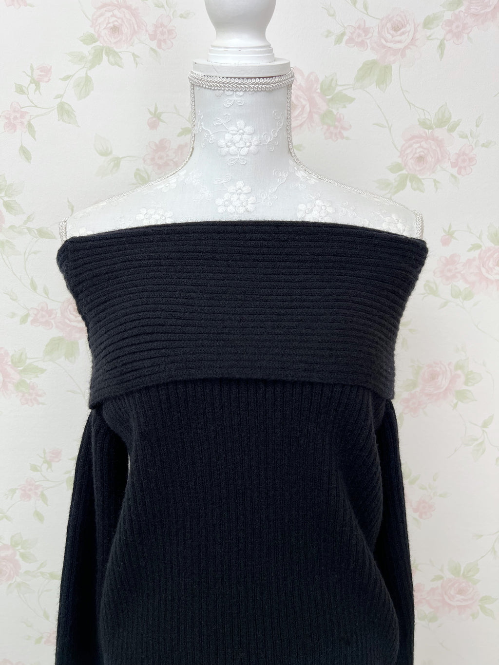 Shoujo Off Shoulder Sweater (Black)
