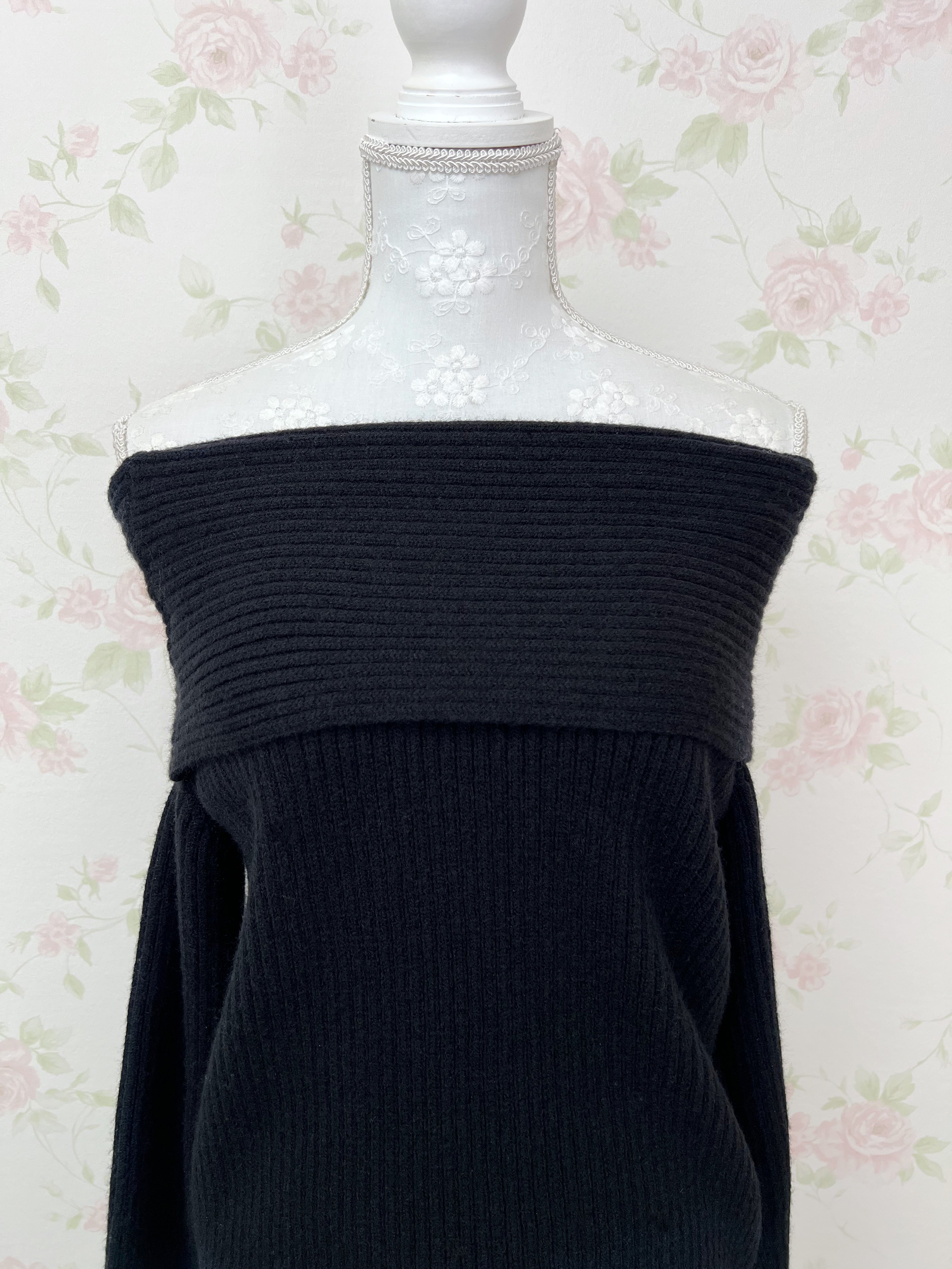 Shoujo Off Shoulder Sweater (Black)