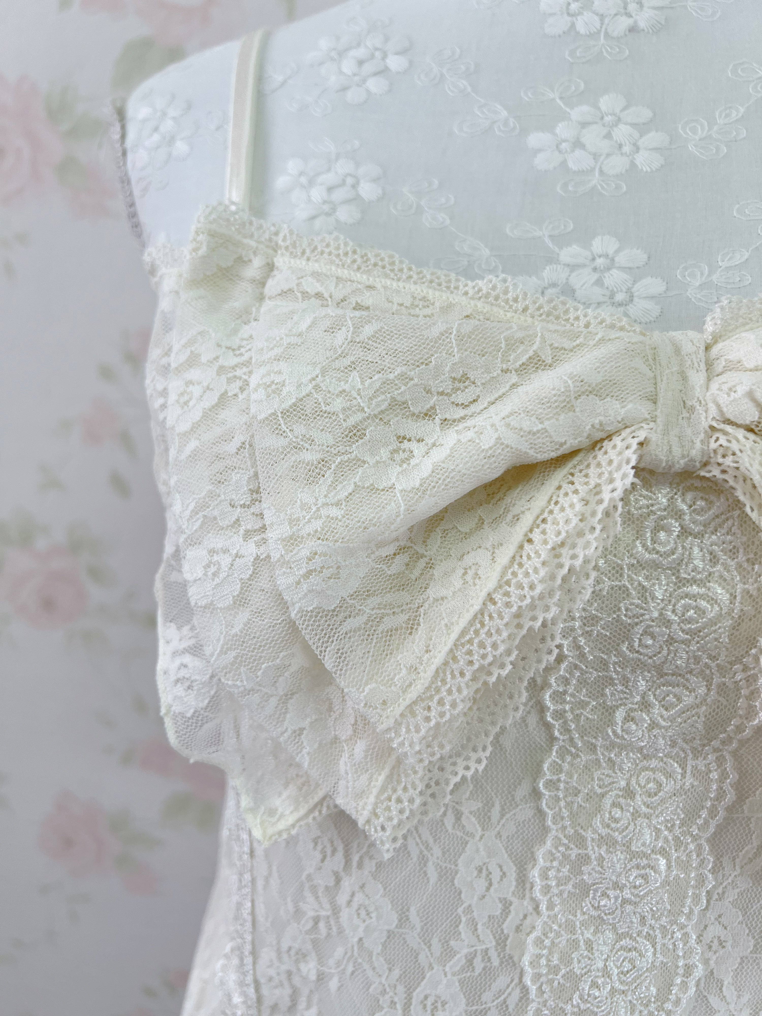 axes femme Y2K Big Bow Lace Camisole (Ivory)