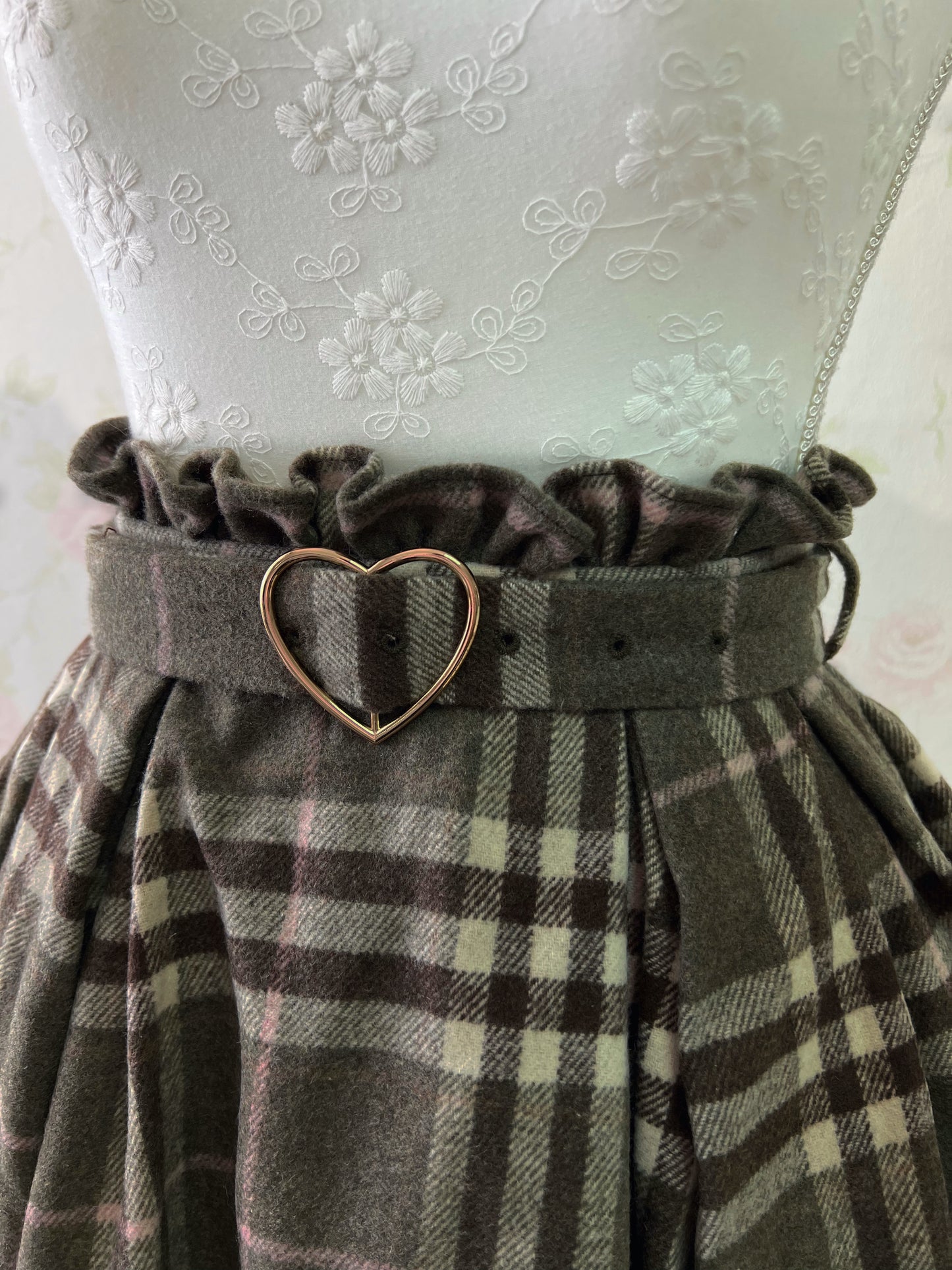 evelyn Heart Buckle Belt Checked Skirt (Brown)