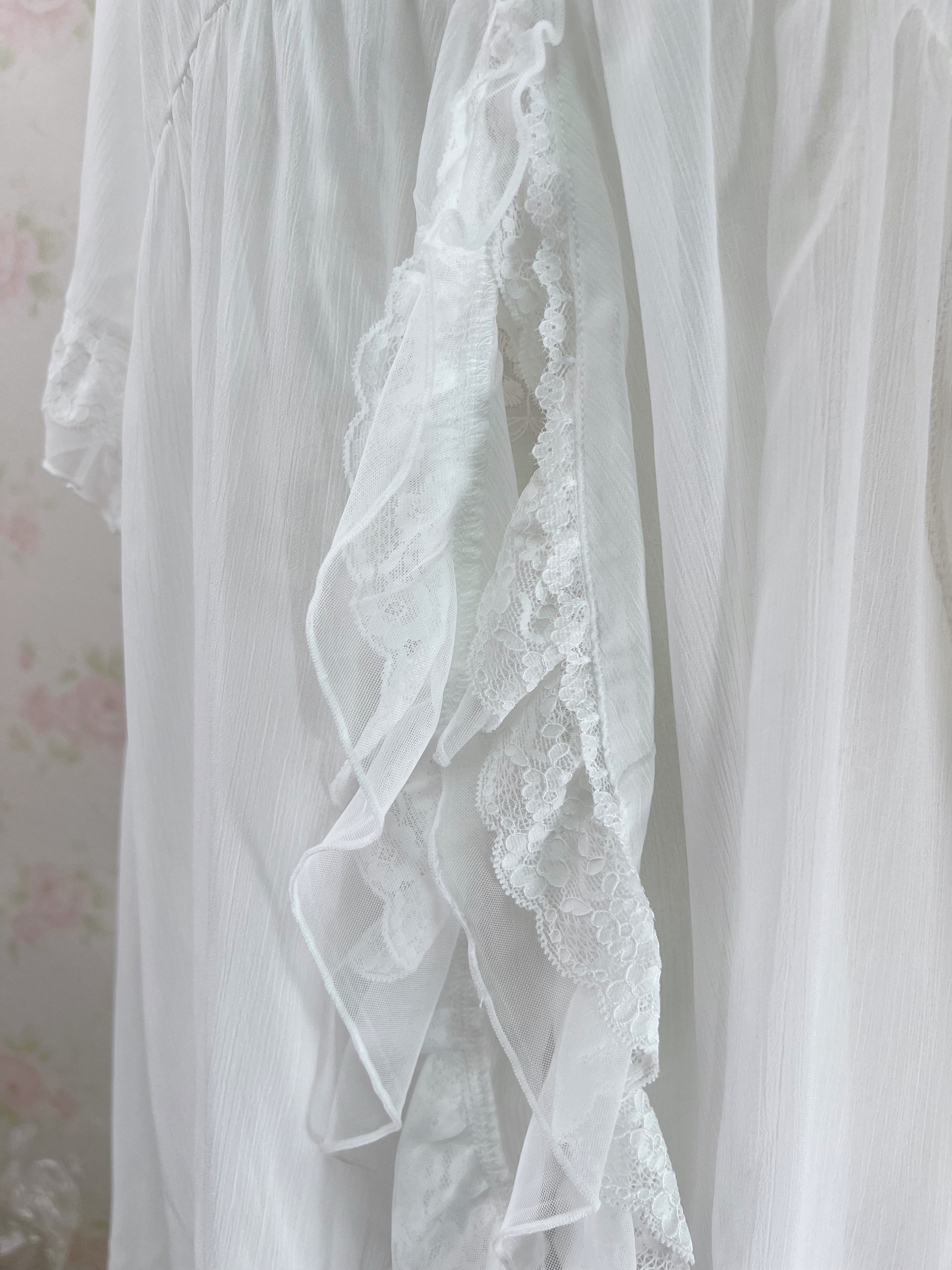 axes femme Princess Tulle Ruffled Gown (White)