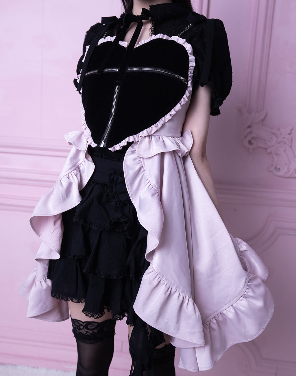 <Deliver in Late September> AVENCHUMU Zip heart ＆ chain ruffle gilet