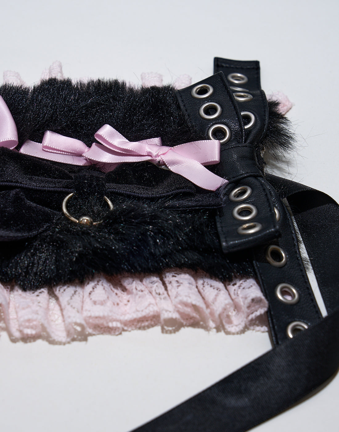 (Deliver In Late October) AVENCHUMU Lethal ribbon pierced head dress