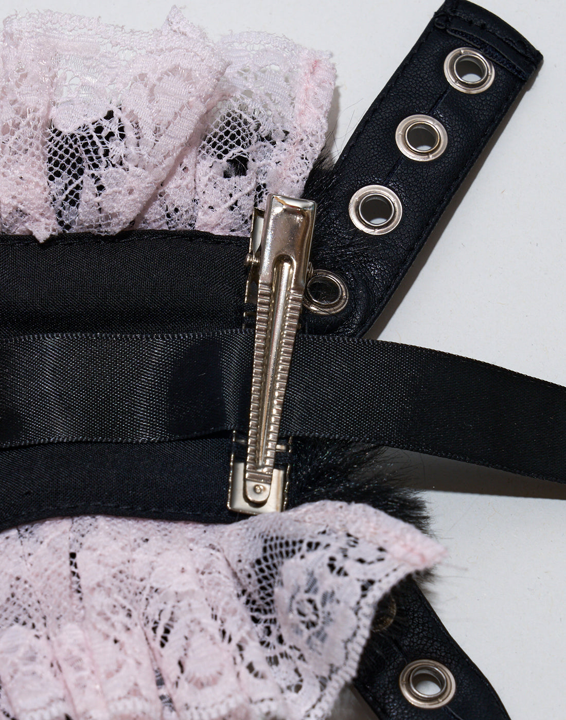 (Deliver In Late October) AVENCHUMU Lethal ribbon pierced head dress