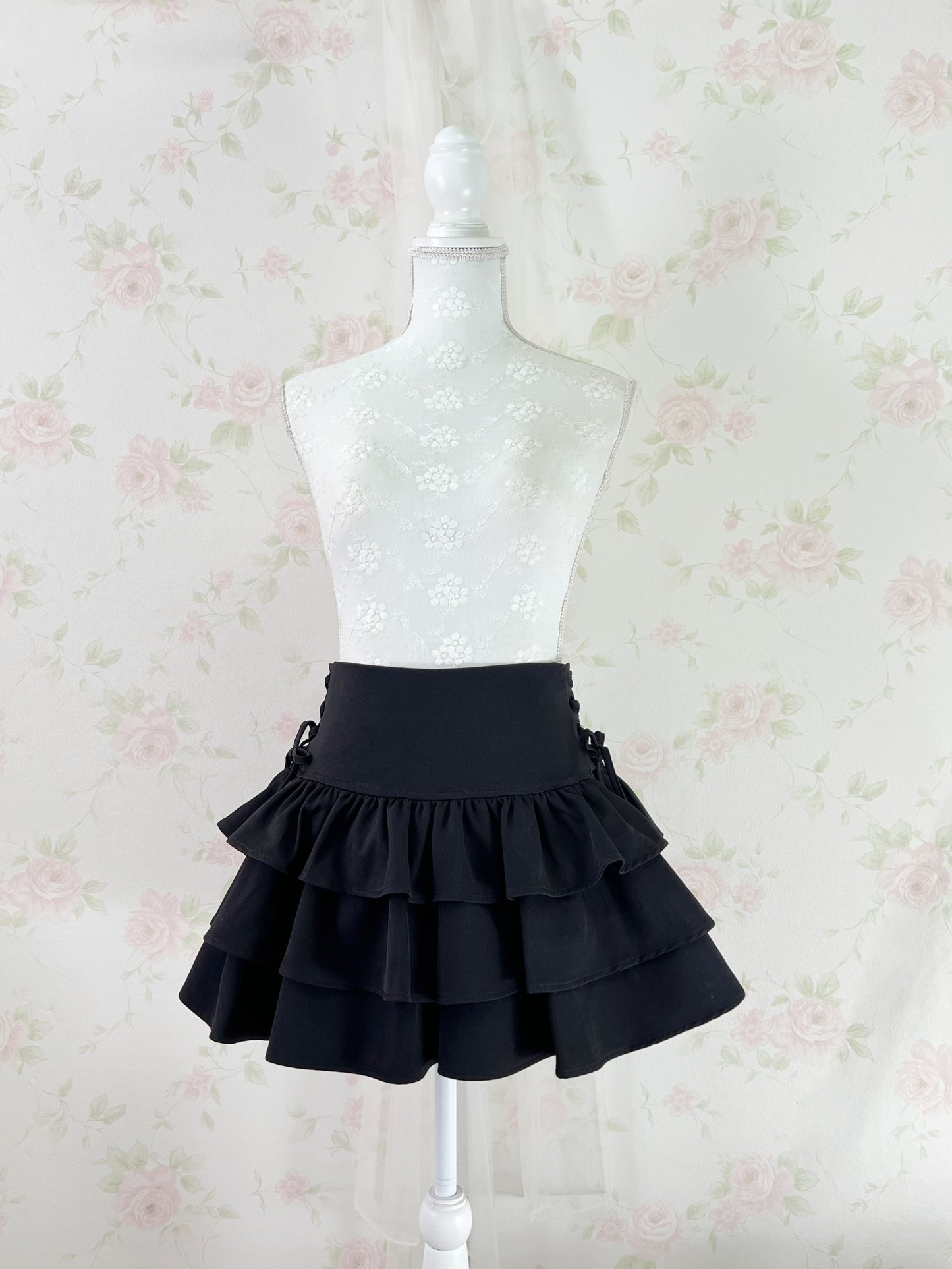 GRL Tiered  High Waist Side Bow Skirt (Black)